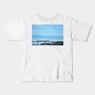 A train crossing across the Forth Bridge, Scotland Kids T-Shirt